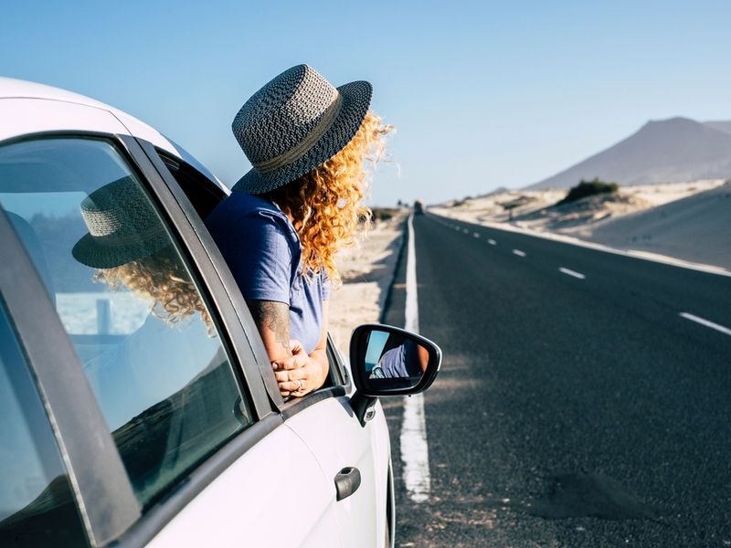 Žena iz automobila promatra krajolik